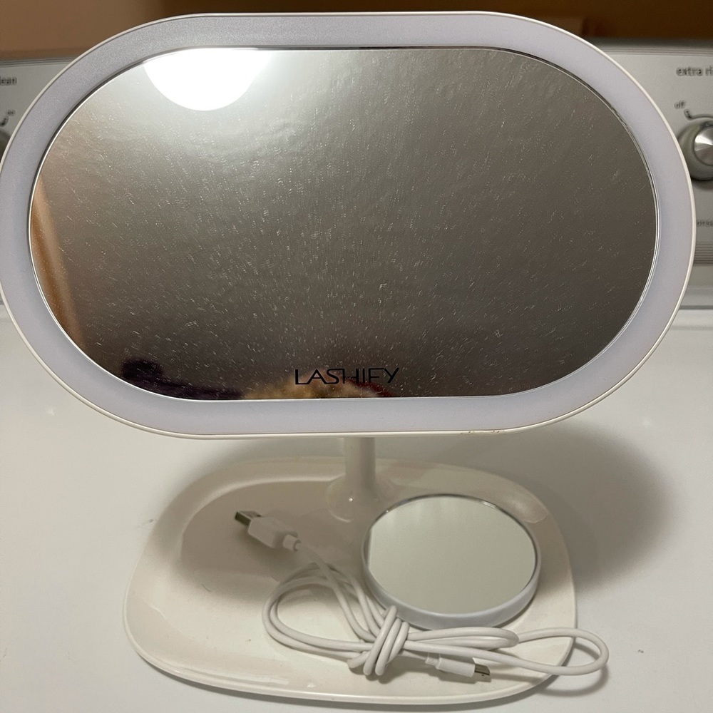 Lashify lighted Mirror